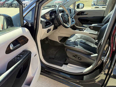 2021 Chrysler Pacifica, $26456. Photo 5