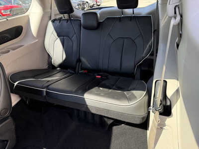 2021 Chrysler Pacifica, $26456. Photo 7