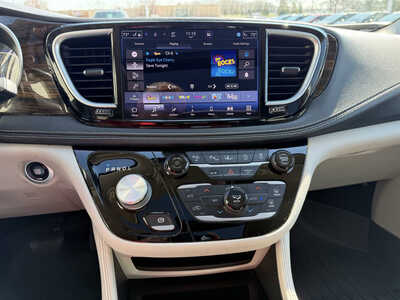 2021 Chrysler Pacifica, $26456. Photo 9