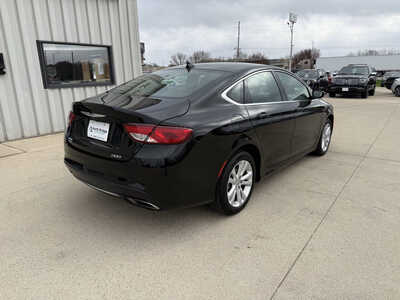 2016 Chrysler 200, $9985. Photo 4