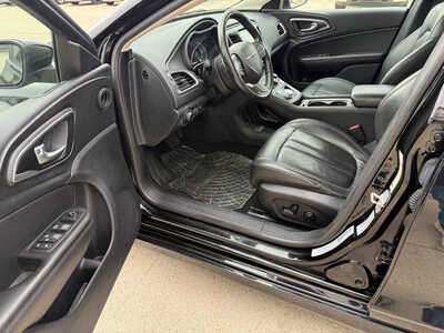 2016 Chrysler 200, $9985. Photo 5