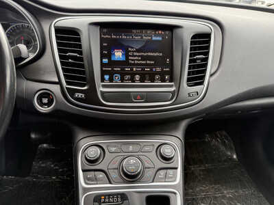 2016 Chrysler 200, $9985. Photo 8