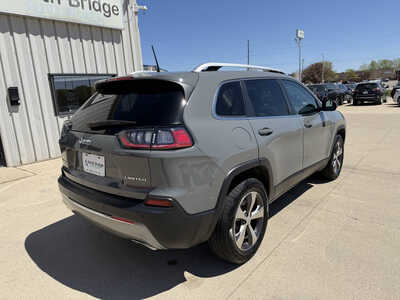2020 Jeep Cherokee, $17858. Photo 4