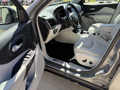 2020 Jeep Cherokee, $17858. Photo 5