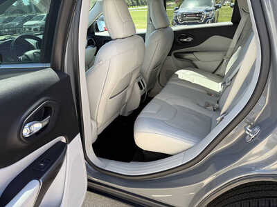 2020 Jeep Cherokee, $17858. Photo 6