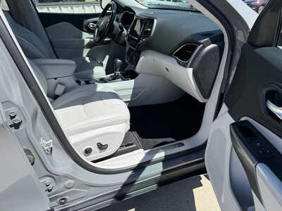 2020 Jeep Cherokee, $17858. Photo 11