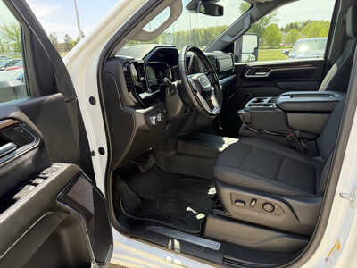 2024 GMC 3500 Crew Cab, $49457. Photo 5