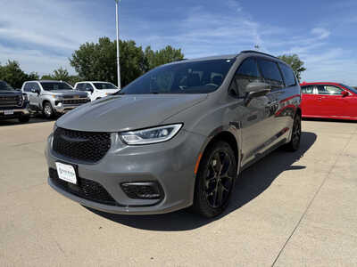 2023 Chrysler Pacifica, $27615. Photo 2