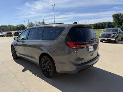 2023 Chrysler Pacifica, $27615. Photo 3