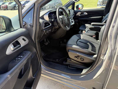 2023 Chrysler Pacifica, $27615. Photo 5