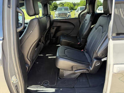2023 Chrysler Pacifica, $27615. Photo 6