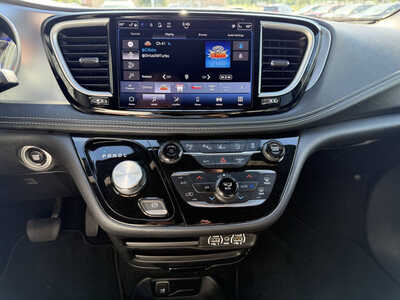 2023 Chrysler Pacifica, $27615. Photo 9