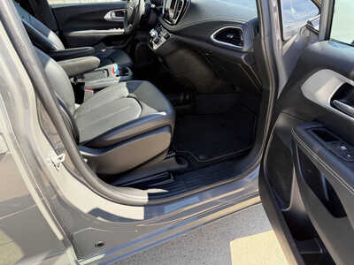 2023 Chrysler Pacifica, $27615. Photo 12