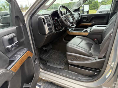 2017 Chevrolet 2500 Crew Cab, $41925. Photo 5