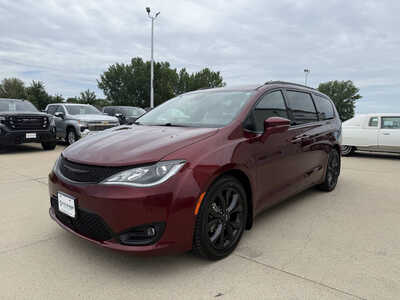 2019 Chrysler Pacifica, $20833. Photo 2