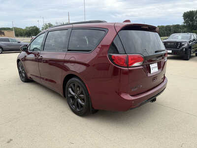 2019 Chrysler Pacifica, $20833. Photo 3