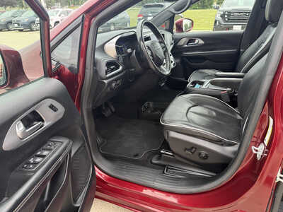 2019 Chrysler Pacifica, $20833. Photo 5