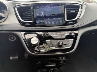2019 Chrysler Pacifica, $20833. Photo 9