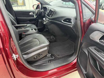 2019 Chrysler Pacifica, $20833. Photo 12