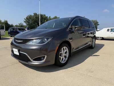 2017 Chrysler Pacifica, $15488. Photo 2