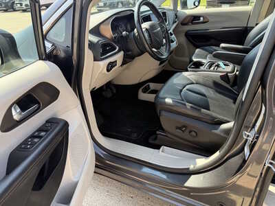 2017 Chrysler Pacifica, $15488. Photo 5