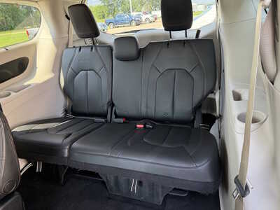 2017 Chrysler Pacifica, $15488. Photo 7