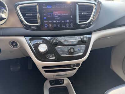 2017 Chrysler Pacifica, $15488. Photo 9