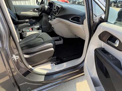 2017 Chrysler Pacifica, $15488. Photo 12