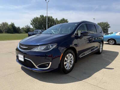 2018 Chrysler Pacifica, $13786. Photo 2