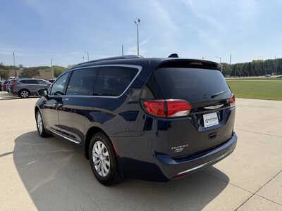 2018 Chrysler Pacifica, $13786. Photo 3