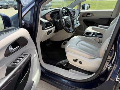 2018 Chrysler Pacifica, $13786. Photo 5