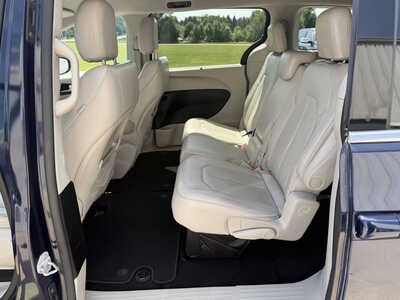 2018 Chrysler Pacifica, $13786. Photo 6