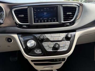 2018 Chrysler Pacifica, $13786. Photo 9