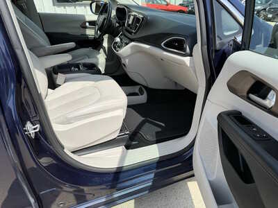 2018 Chrysler Pacifica, $13786. Photo 12