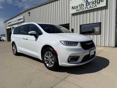 2023 Chrysler Pacifica, $25450. Photo 1