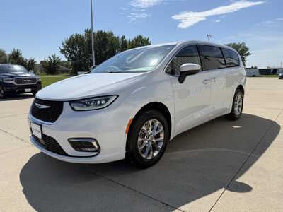 2023 Chrysler Pacifica, $25450. Photo 2