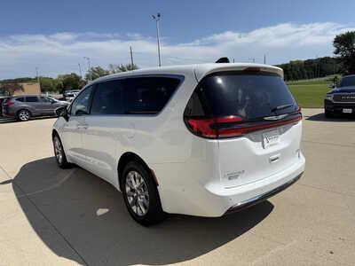 2023 Chrysler Pacifica, $25450. Photo 3