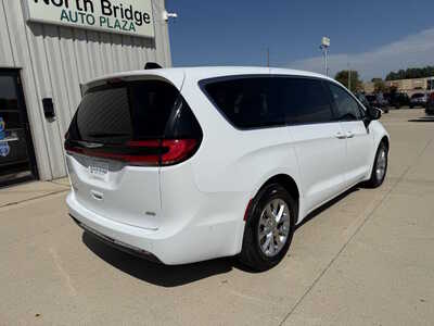 2023 Chrysler Pacifica, $25450. Photo 4