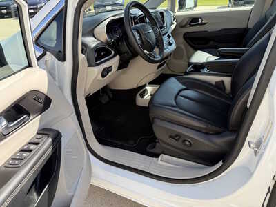 2023 Chrysler Pacifica, $25450. Photo 5