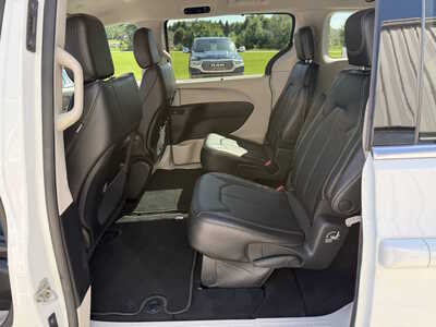 2023 Chrysler Pacifica, $25450. Photo 6