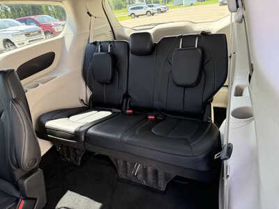 2023 Chrysler Pacifica, $25450. Photo 7
