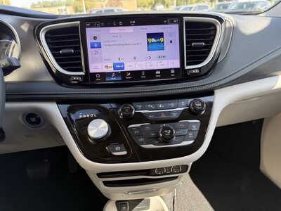 2023 Chrysler Pacifica, $25450. Photo 9