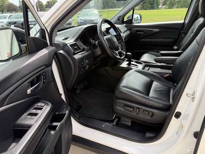2019 Honda Pilot, $21742. Photo 5