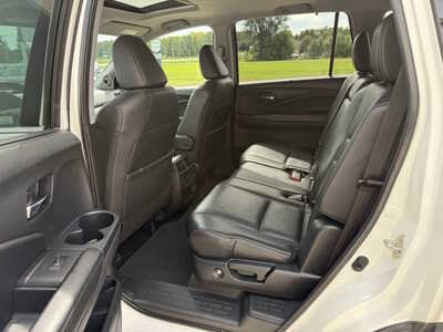 2019 Honda Pilot, $21742. Photo 6