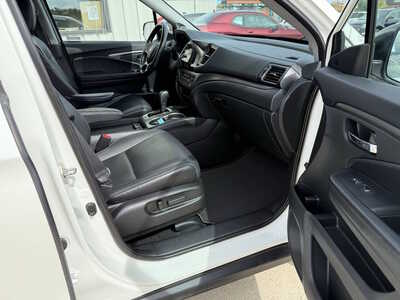 2019 Honda Pilot, $21742. Photo 12