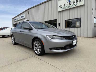 2017 Chrysler 200, $10743. Photo 1