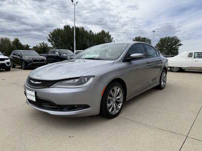 2017 Chrysler 200, $10743. Photo 2