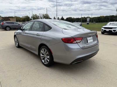 2017 Chrysler 200, $10743. Photo 3