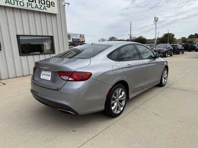 2017 Chrysler 200, $10743. Photo 4