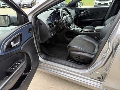 2017 Chrysler 200, $10743. Photo 5